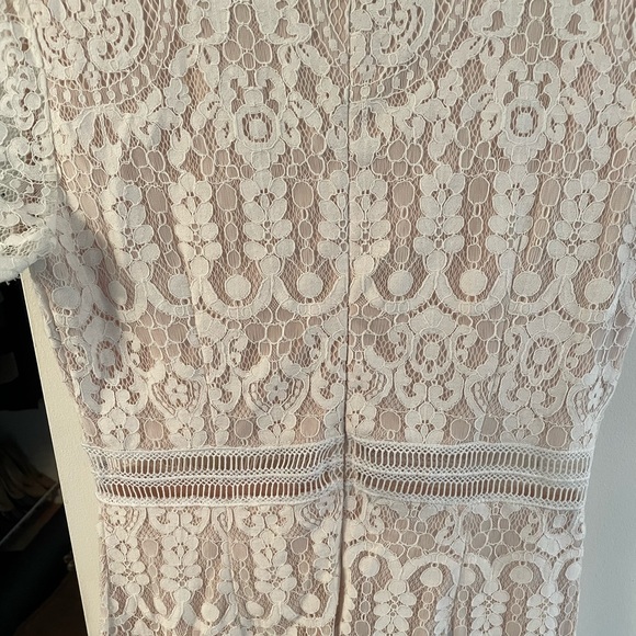 Lace short sleeved dress - Picture 8 of 16